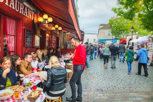 Calle abarrotada en la colina de Montmartre en París — Foto de Stock