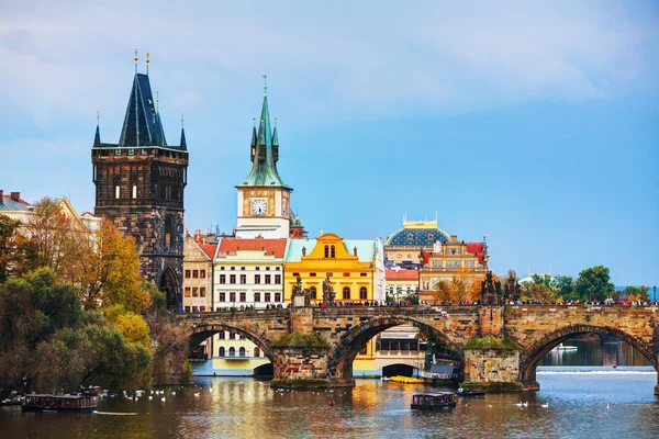 Gamla stan Charles bridge tornet i Prag — Stockfoto