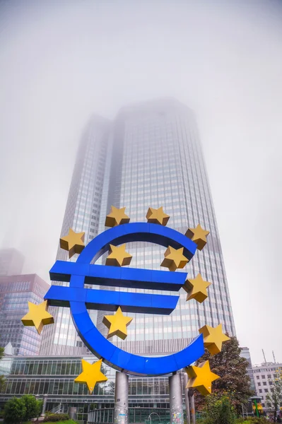 Assinatura do euro em frente ao edifício do Banco Central Europeu — Fotografia de Stock