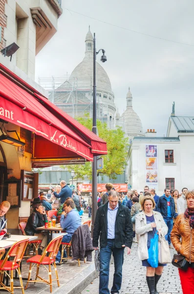 Calle abarrotada en la colina de Montmartre en París — Foto de Stock