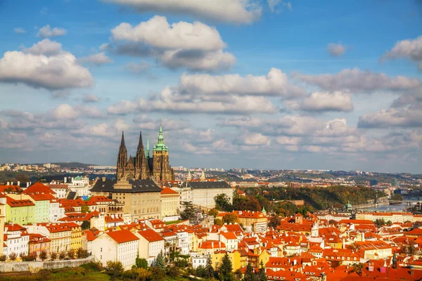 Вид с воздуха на Прагу в солнечный день — стоковое фото