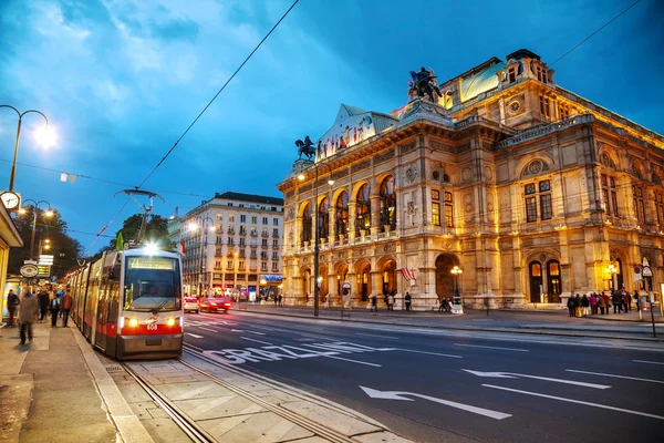 Vienna statsopera på natten — Stockfoto