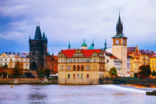 Prag'daki Charles Köprüsü Kulesi ile Old Town — Stok fotoğraf
