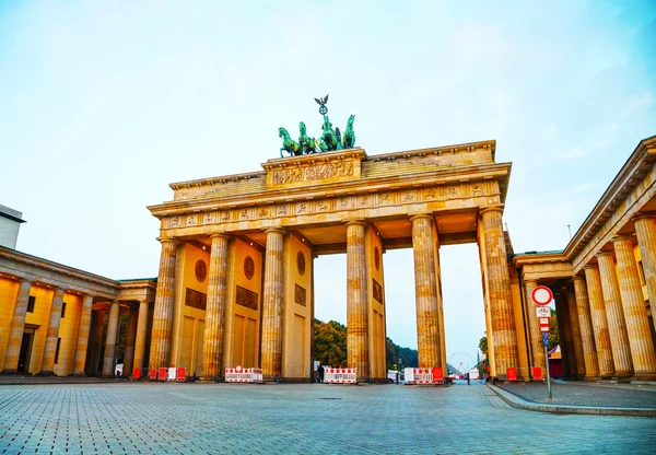 Бранденбурзькі ворота в берліні, грізна — стокове фото