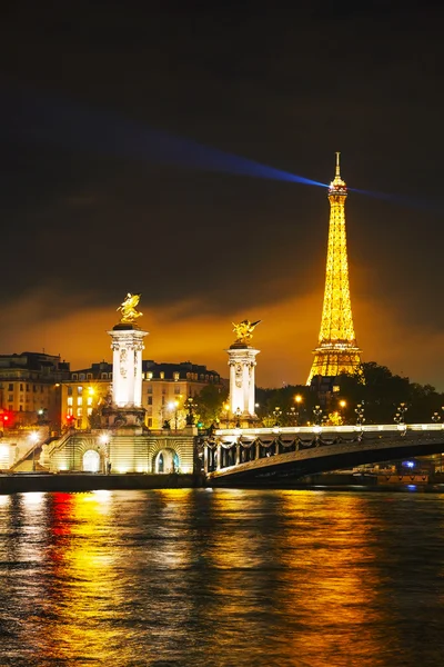 Paris cityscape gece Eyfel Kulesi ile — Stok fotoğraf