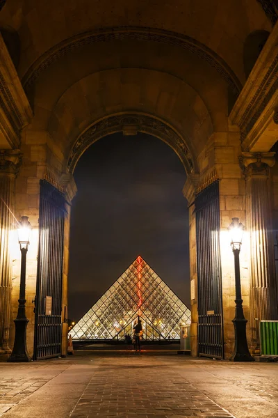 夜のパリのルーブル美術館ピラミッド — ストック写真
