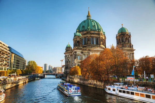 Catedral Berliner Dom à noite — Fotografia de Stock