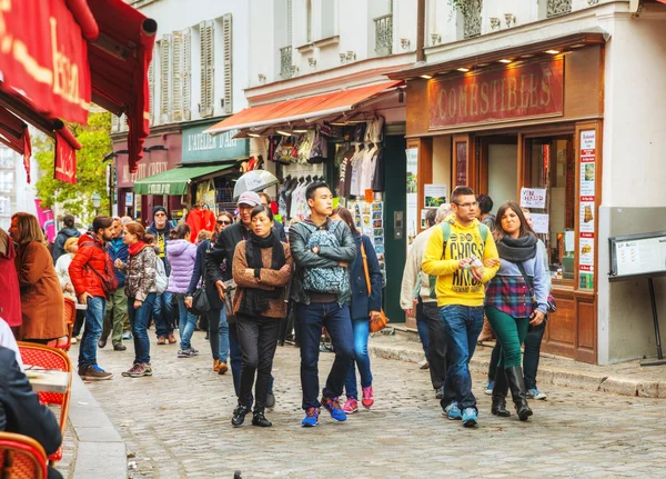 Calle abarrotada en la colina de Montmartre en París —  Fotos de Stock