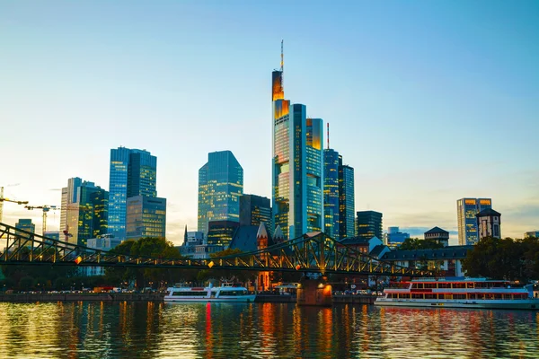 Paisaje urbano de Frankfurt al atardecer —  Fotos de Stock