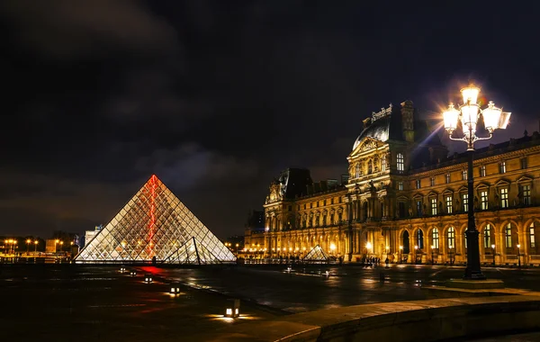 Gece Paris'te Louvre piramit — Stok fotoğraf