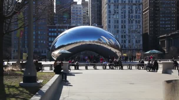 Slow Zoom to the Cloud Gate sculpture in Millenium park — Stock Video