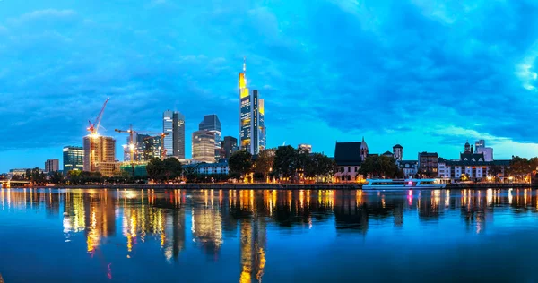 Cityscape de Frankfurt am Main à noite — Fotografia de Stock