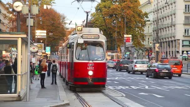Old fashioned tram in Vienna — Stock Video