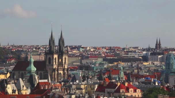 Вид с воздуха на Прагу в солнечный день — стоковое видео
