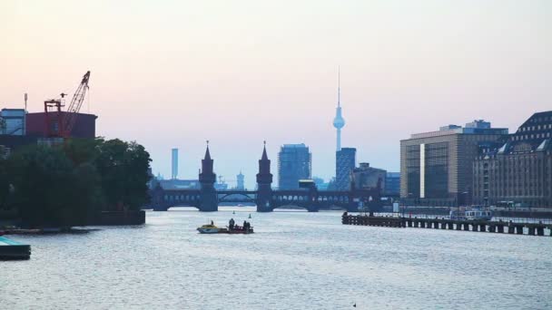 Берлинский городской пейзаж с мостом Обербаум — стоковое видео