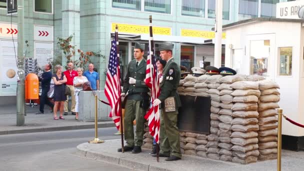 Checkpoint charlie in Berlijn — Stockvideo