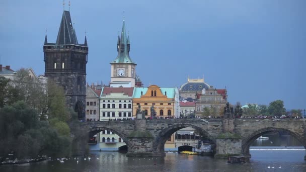 La torre del puente de la Ciudad Vieja Charles en Praga — Vídeo de stock