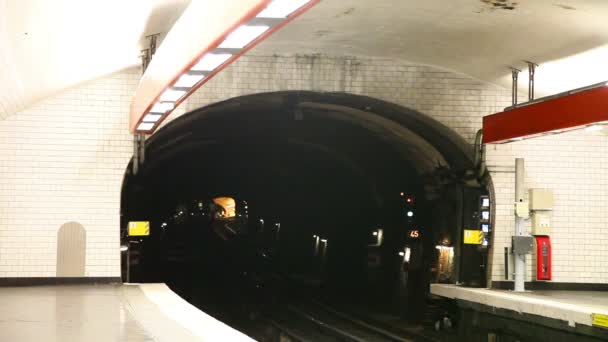 Tunnelbanestationen med ett tåg närmar sig i Paris — Stockvideo