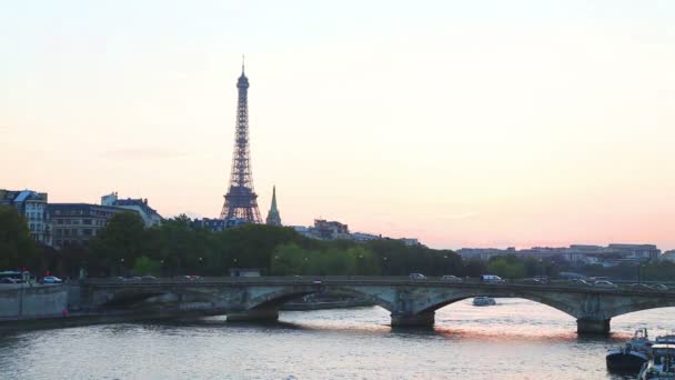 Paisaje urbano de París con torre Eiffel — Vídeo de stock