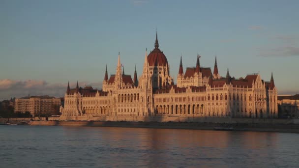 Ungerska parlamentet i Budapest — Stockvideo