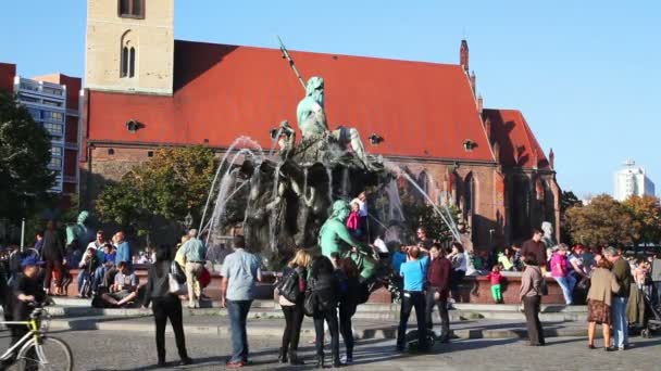 Pessoas perto da Fonte de Neptuno em Berlim — Vídeo de Stock