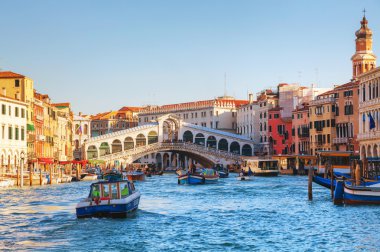 Rialto Köprüsü (Ponte Di Rialto) güneşli bir günde