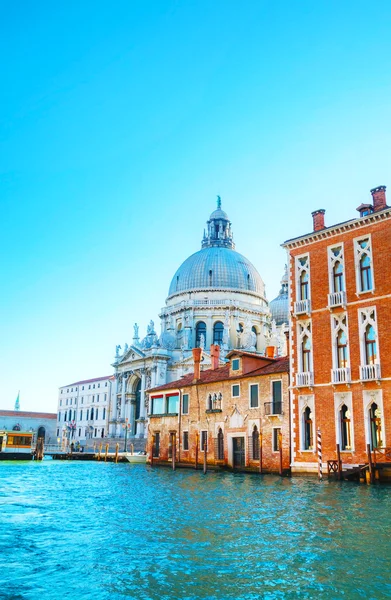 Vista a la Basílica di Santa Maria della Salute en Venecia —  Fotos de Stock