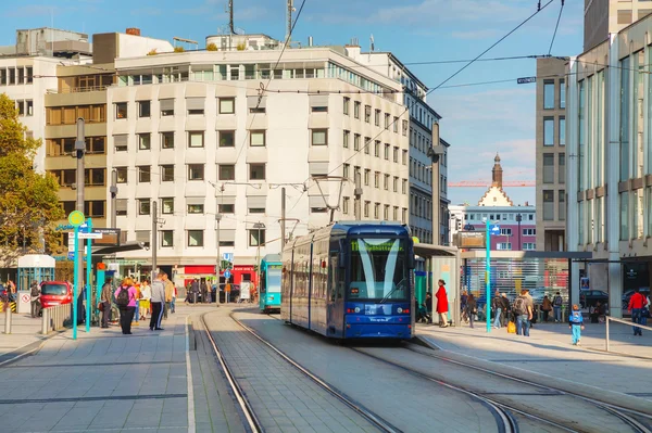 Une rue de luxe avec un tram — Photo