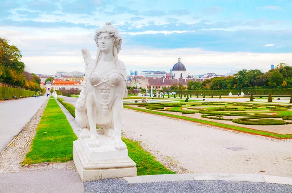 Statue au palais du Belvédère le matin, Vienne — Photo