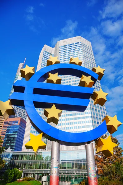 Знак євро в передній частині будівлі Європейський Центральний Банк — стокове фото