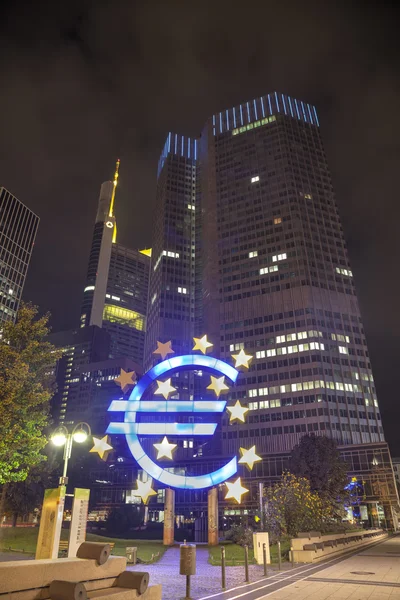 Symbol měny euro v přední části budovy Evropské centrální banky — Stock fotografie
