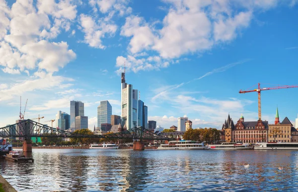 Panoramę Frankfurtu nad Menem na słonecznej — Zdjęcie stockowe