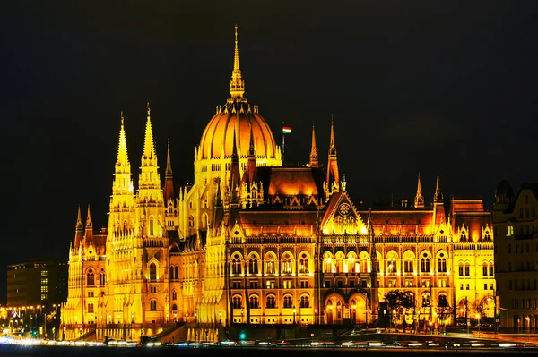 Parlamentsgebäude in der Nacht in Budapest — Stockfoto