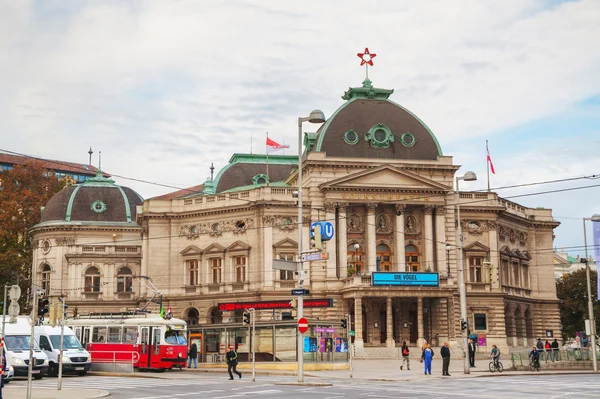 Volkstheater rano w Wiedniu — Zdjęcie stockowe