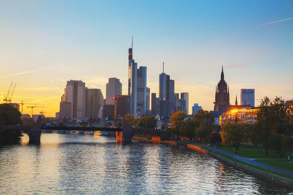 Cityscape de Frankfurt am Main ao pôr do sol — Fotografia de Stock