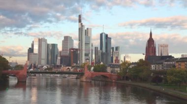 Frankfurt am Main şehir manzarası gün batımında