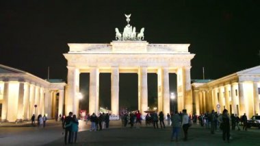 Geceleri Berlin 'deki Brandenburg Kapısı