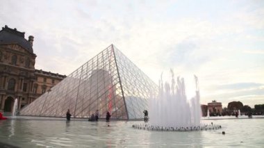 Louvre piramit ve Çeşme de Paris