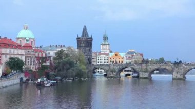 Prag'daki Charles Köprüsü Kulesi ile Old Town