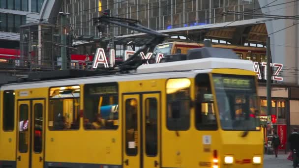 Stasiun kereta bawah tanah Alexanderplatz di Berlin — Stok Video