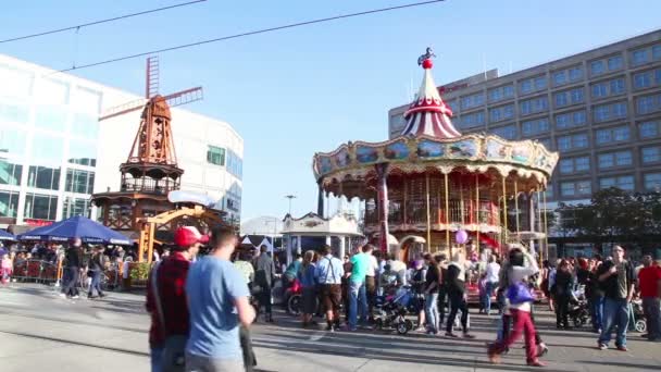 Carrousel op het plein Alexanderplatz in Berlijn — Stockvideo