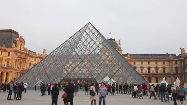 Paris louvre piramit — Stok video