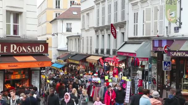 Rue de Steinkerque op Montmartre heuvel met toeristen in Parijs — Stockvideo