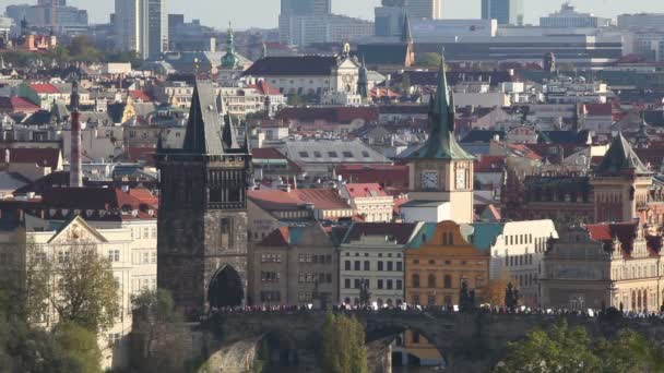 Przegląd starej Pragi z mostu Karola — Wideo stockowe