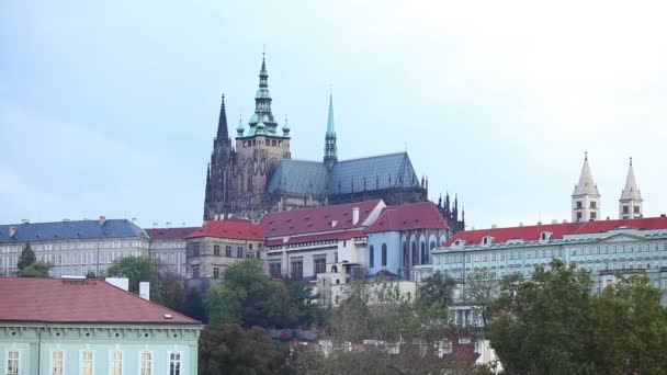 El castillo de Praga de cerca al atardecer — Vídeo de stock