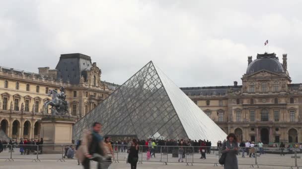 Pirámide del Louvre en París, Francia — Vídeos de Stock