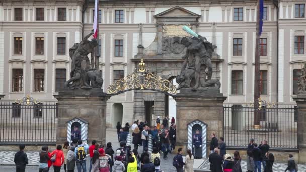 Ingang van de Praagse burcht in Praag — Stockvideo