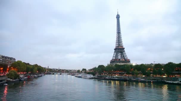Cityscape met Eiffeltoren — Stockvideo