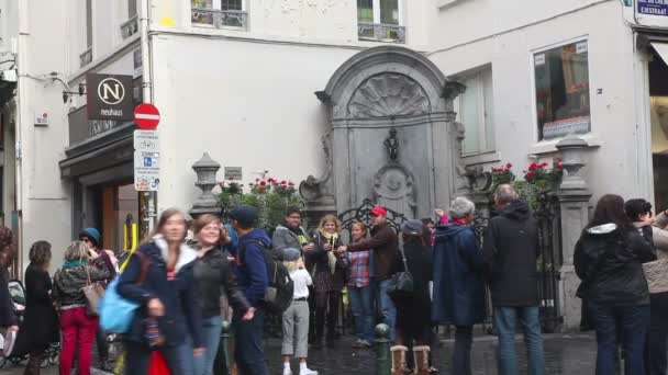 Manneken Pis sculpture — Stock Video