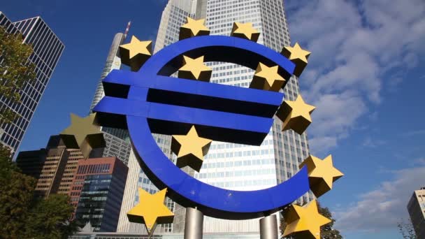 Eurosymbolen framför av Europeiska centralbanken byggnaden — Stockvideo